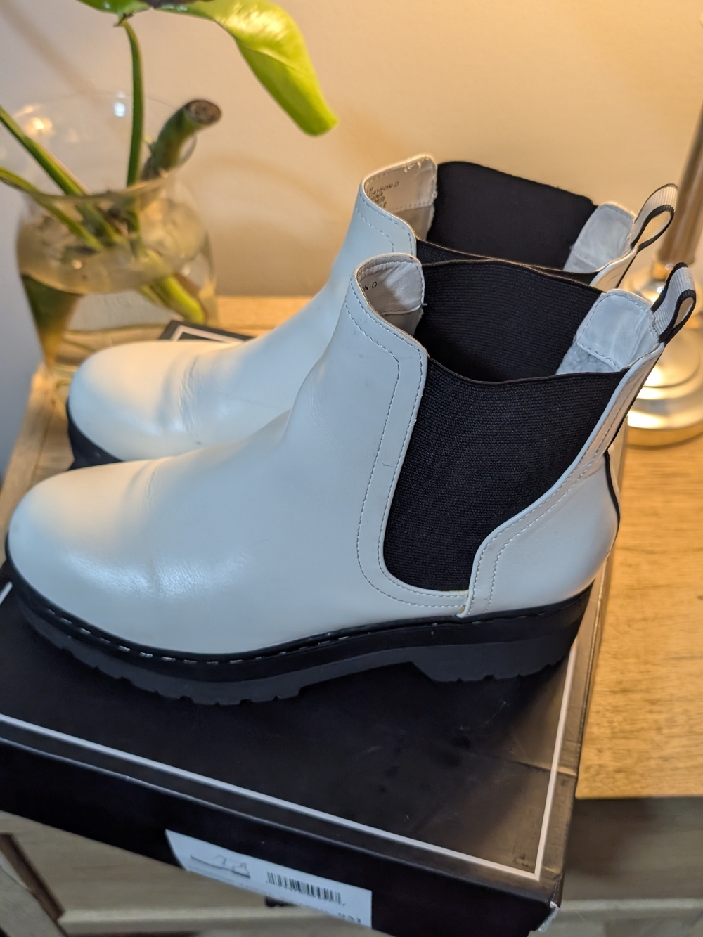 Mia Size 9 White Chelsea Boots with Black Elastic Panels